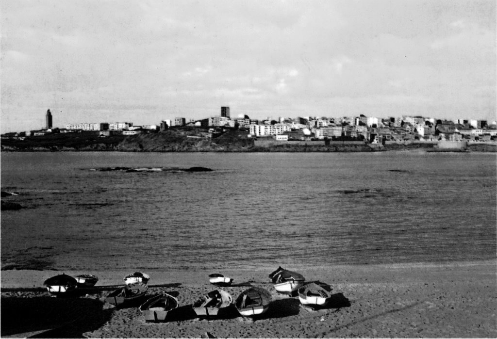 Panorámica desde a praia de Riazor (196...) blanco e negro.jpg