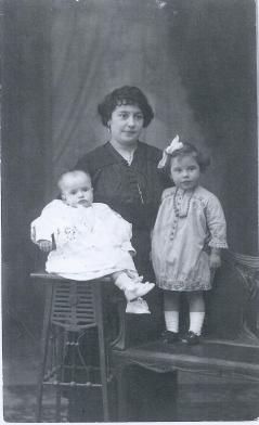 viuda de suarez Ferrin cos duas fillas 001