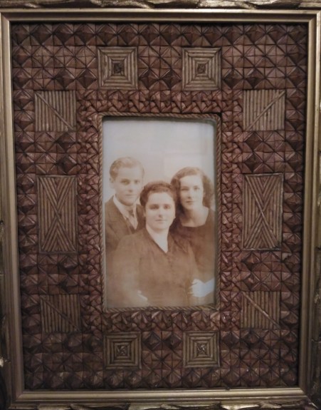 pilara sanchez con sus hijos constatino y ermitas con marco hecho por su marido en la carcel Manuel Pena Camino.jpg