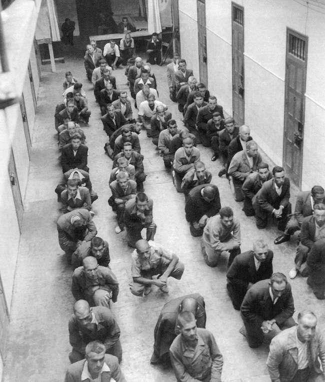 Presos rezando no cárcere da Coruña Memoria do cárcere A Coruña